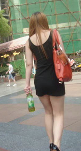 街拍超短裙高跟美腿