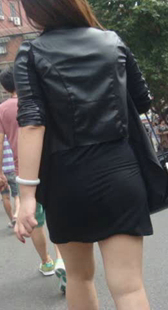 紧身黑裙美腿少妇
