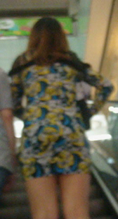 大屁股花裙上电梯