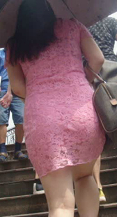 粉裙大屁股美少妇