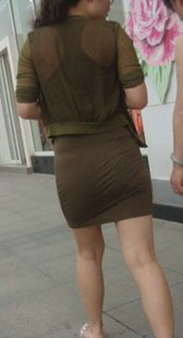 街拍咖啡短裙小少妇