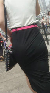 侧开叉短裙小少妇