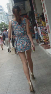 细高跟花裙小少妇