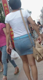 紧身牛仔短裙小少妇