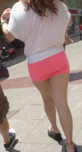 粉裙小妹真会扭