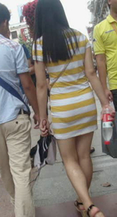街拍条纹短裙小少妇