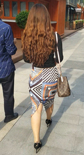 高跟条纹短裙长发美女