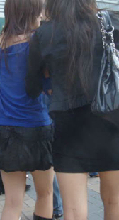 街拍两超短裙小妹