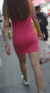 贴身红裙小翘臀