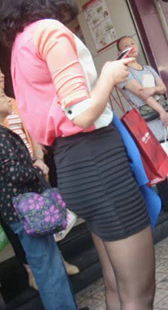 公交站侧拍翘臀黑裙