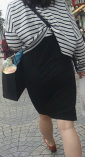 大屁股黑裙大妈