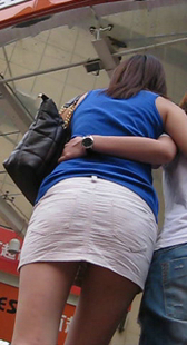 超短白裙上楼梯