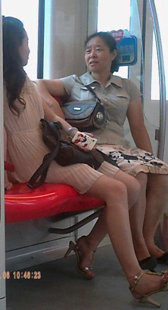 地铁母女争艳