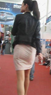 小宽臀超短粉裙