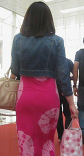 大屁股红色花裙