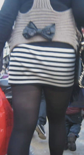 高跟黑丝条纹短裙