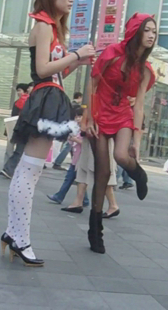 街拍两制服美少女