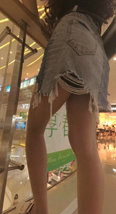 商场性感牛仔裙美女