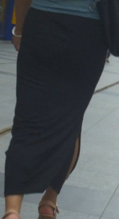 侧开叉黑裙小少妇