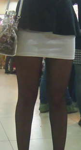 超短白裙黑丝美少妇