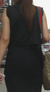 贴身黑长裙少妇