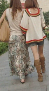 长裙热裤两少妇