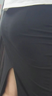 侧拍翘臀开叉短裙