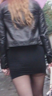 宽紧黑裙内痕明显