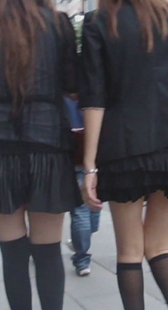 街拍黑裙两少妇