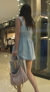 商场短裙美少妇