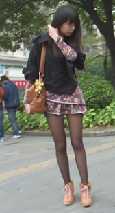 黑丝短裙小情侣