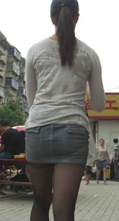 黑丝牛仔短裙少妇