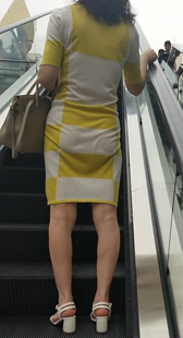 街拍黄色连衣裙少妇身材变形
