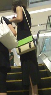 商场侧分叉长裙少妇