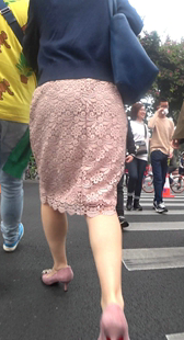 街拍宽大臀短裙少妇