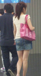 车展牛仔裙少妇