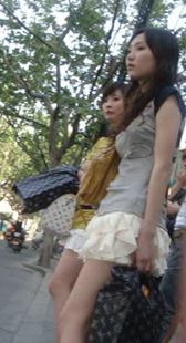 街拍超短裙两美女