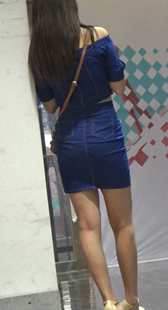 牛仔短裙紧臀少妇