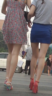 街拍两极品长腿OL