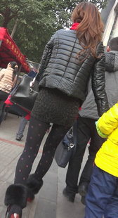 冬天街拍短裙少妇