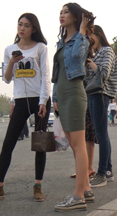 紧身绿裙贴臀长发美女