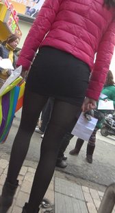 长腿黑丝超短裙少妇