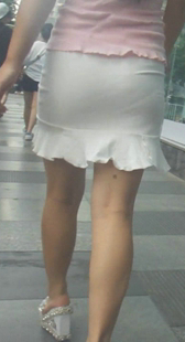 花裙紧身内痕明显