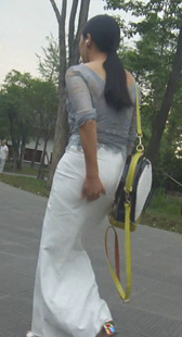 白裙小少妇勒太紧了