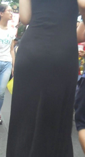 街拍黑色长裙小少妇
