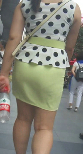 街拍包裙紧臀小少妇