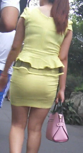 街拍黄裙美少妇美内痕