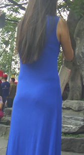 贴身长裙隐约现宽大内痕