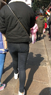 街拍黑裤紧臀小PP