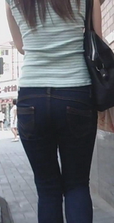 跟拍少妇身材好，屁股翘